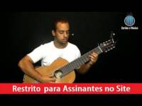 violao 8 cordas demonstrando as